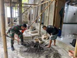 Kompak, Babinsa Koramil 1301-09/Tabsel Bersama Warga Masyarakat Gelar Gotong Royong Pembangunan Masjid Al- Ikhlas Desa Bentung