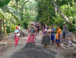 Babinsa Koramil 1301-04/Manganitu Bantu Kerja Bakti Perbaikan Jalan Yang Rusak Di Kampung Karatung lI