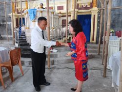 Keluarga Silangen-Tamuntuan serahkan bantuan ke GMIST Jemaat BAIT-EL Lapango