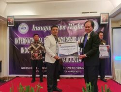 Direktur RSD. Liun Kendage Tahuna, dr. Aprikonus Loris, Sp. P.D., Terima Penghargaan Indonesian Development Award 2024