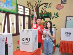 Calon Wakil Bupati Sangihe, Mario Seliang Bersama Istri Lakukan Pencoblosan Di TPS 1, Kelurahan Sawang Bendar