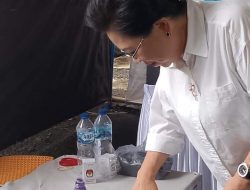 Momen Cabup Kepulauan Sangihe Rinny Tamuntuan Nyoblos Bareng Suami