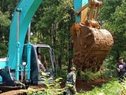 Plh Danramil1301-05/Tahuna Bersama Anggota Melaksanakan Perintisan jalan Dalam Rangka TMMD    