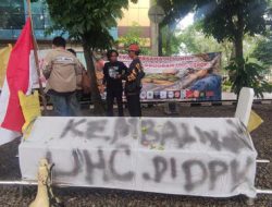 Ambulans Menggema di Balai Kota Depok, Masyarakat Protes Banyaknya BPJS yang Dinonaktifkan